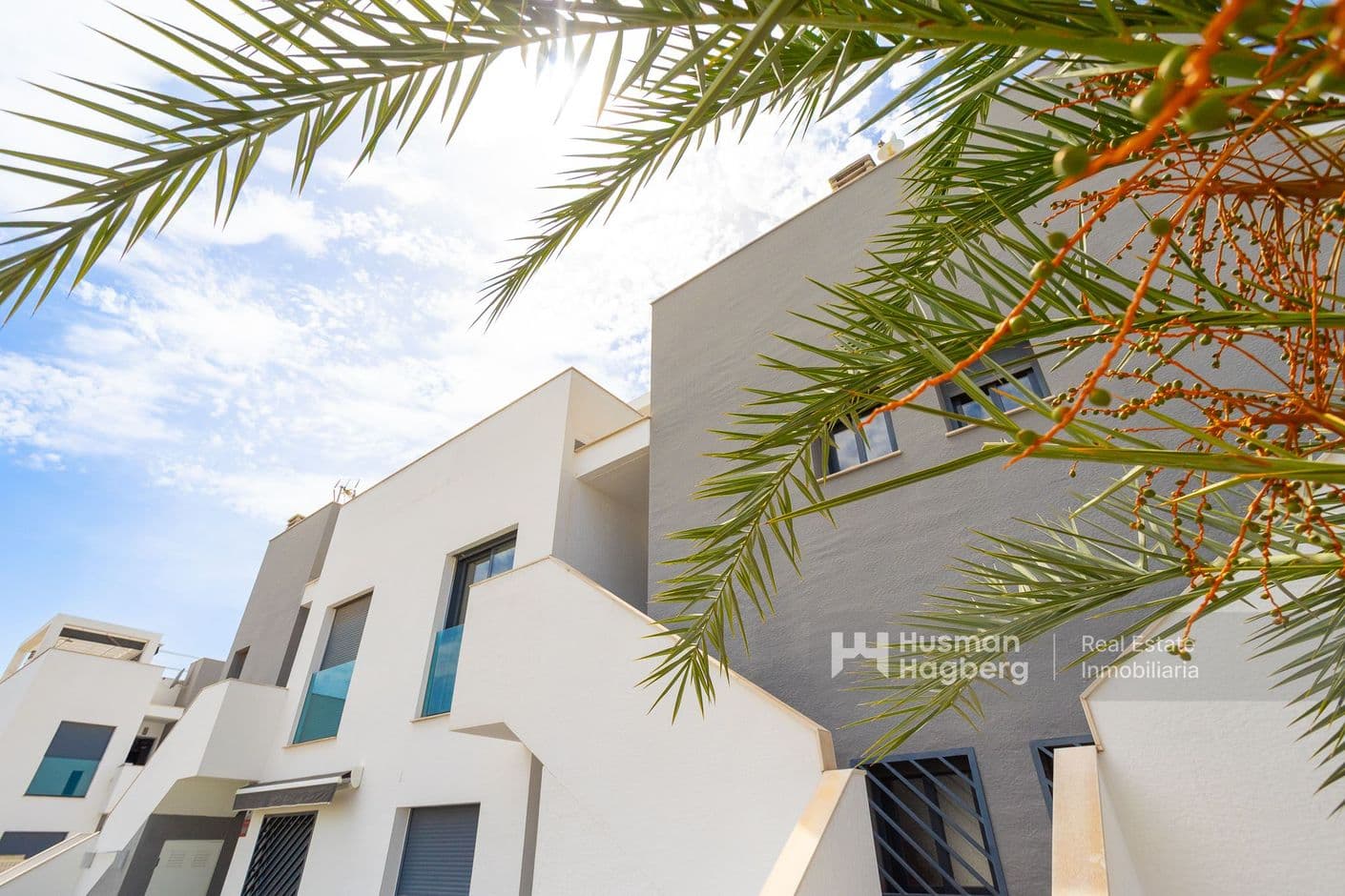 Penthouse with large roof terrace, sea view and attractive location