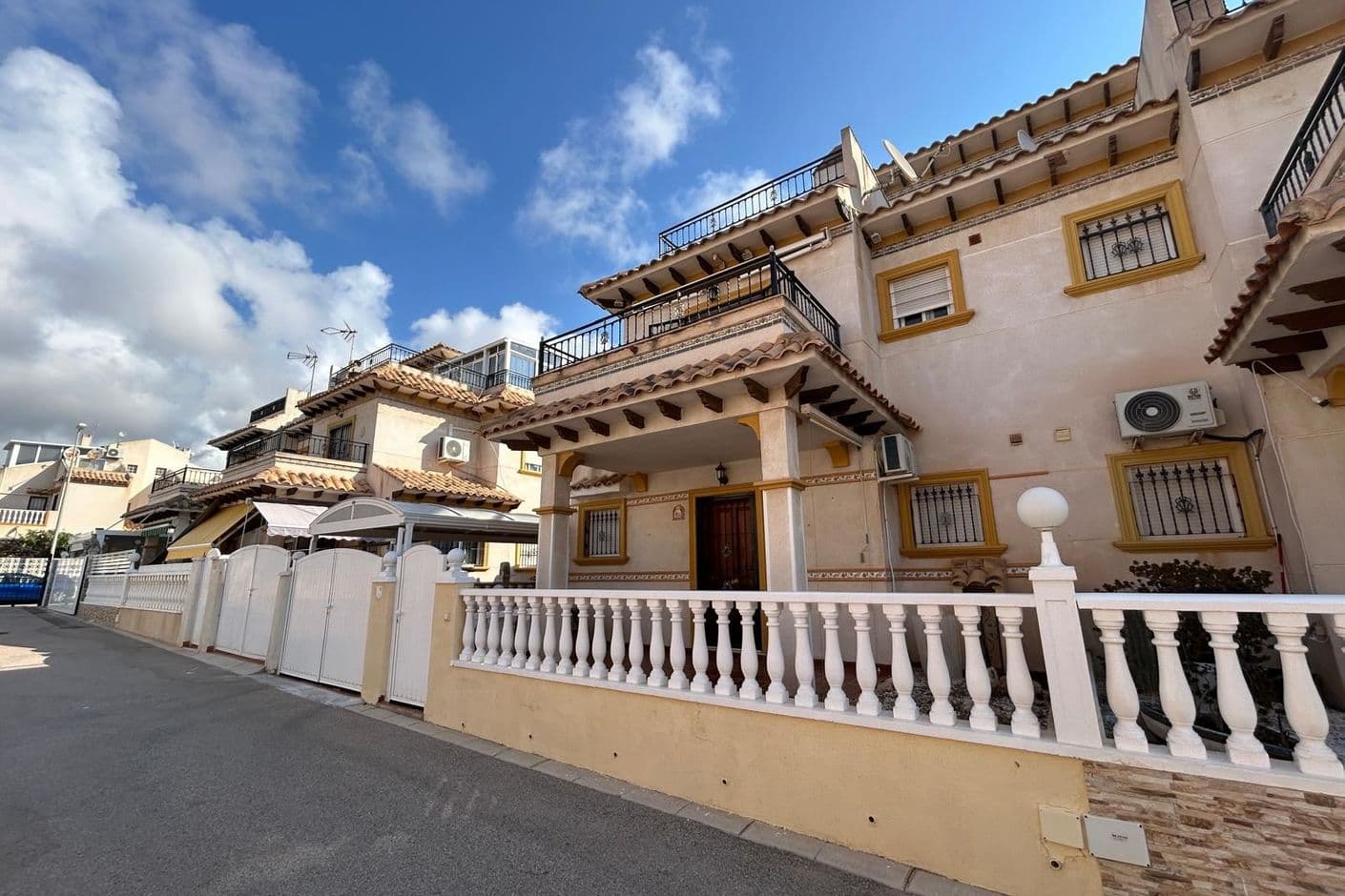 Charmigt radhus i hjärtat av Playa Flamenca med pool och soligt läge