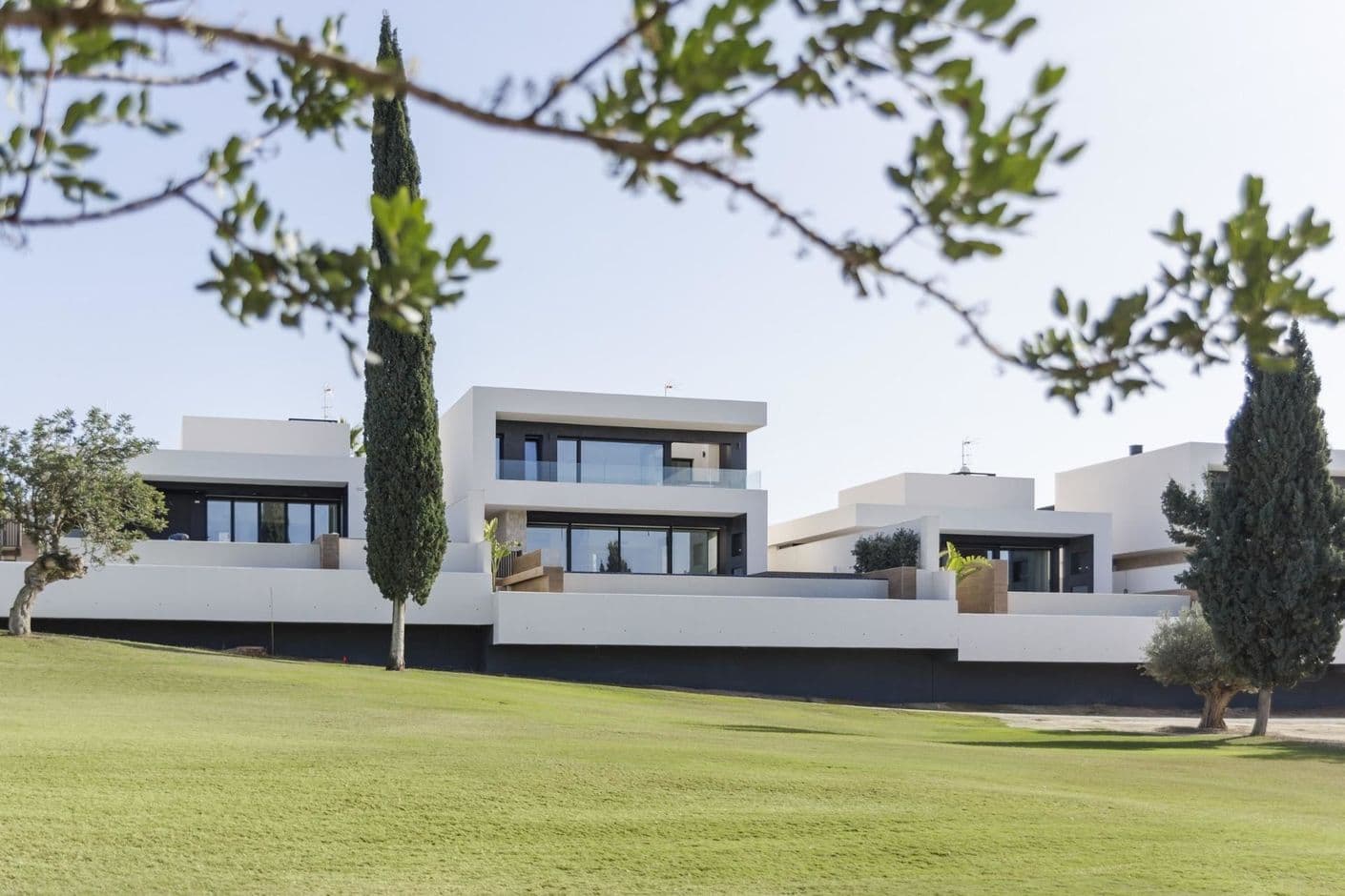 Villa exclusiva junto al campo de golf con piscina infinita y vistas espectaculares.