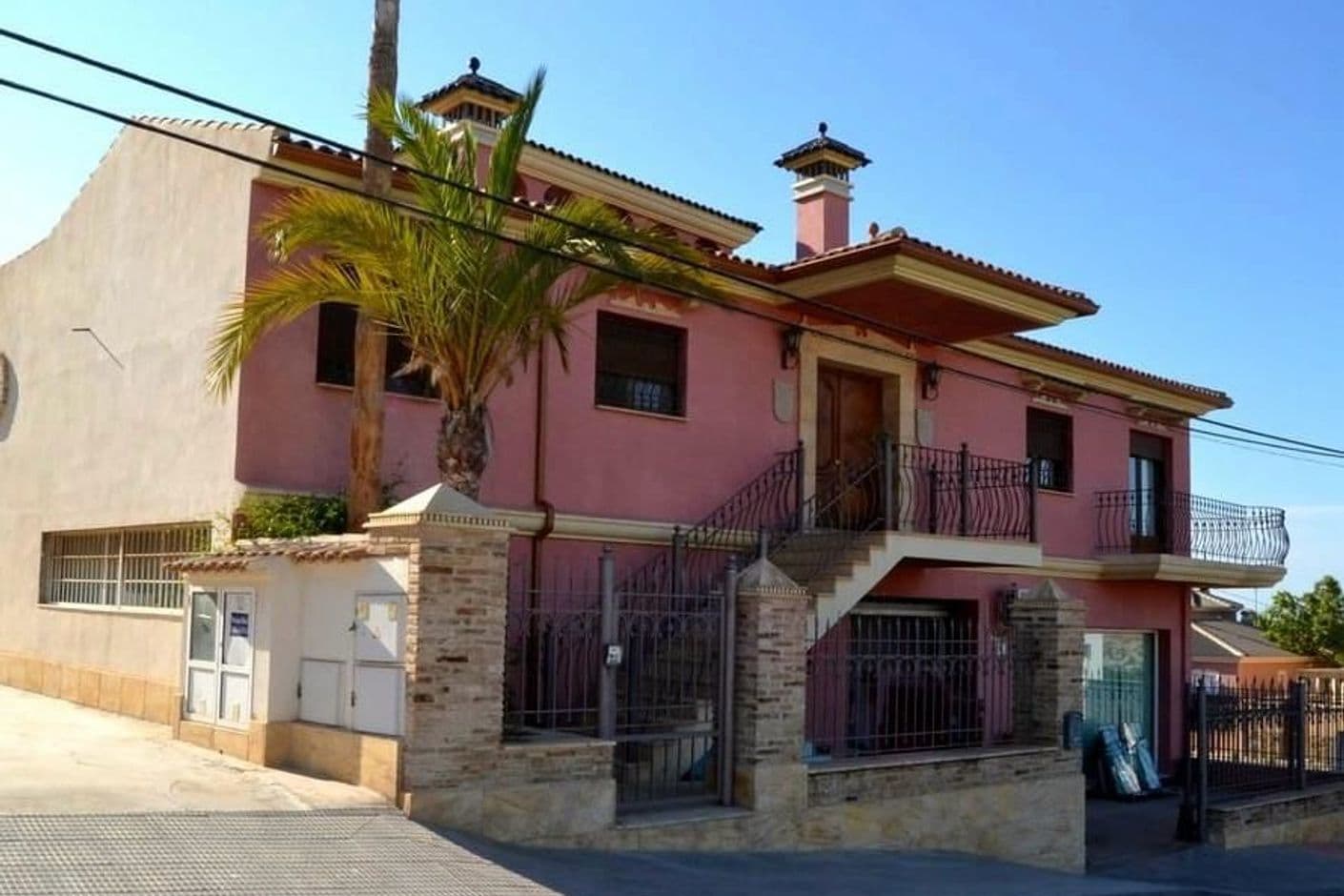 Generous villa with private pool, garden and space for the whole family