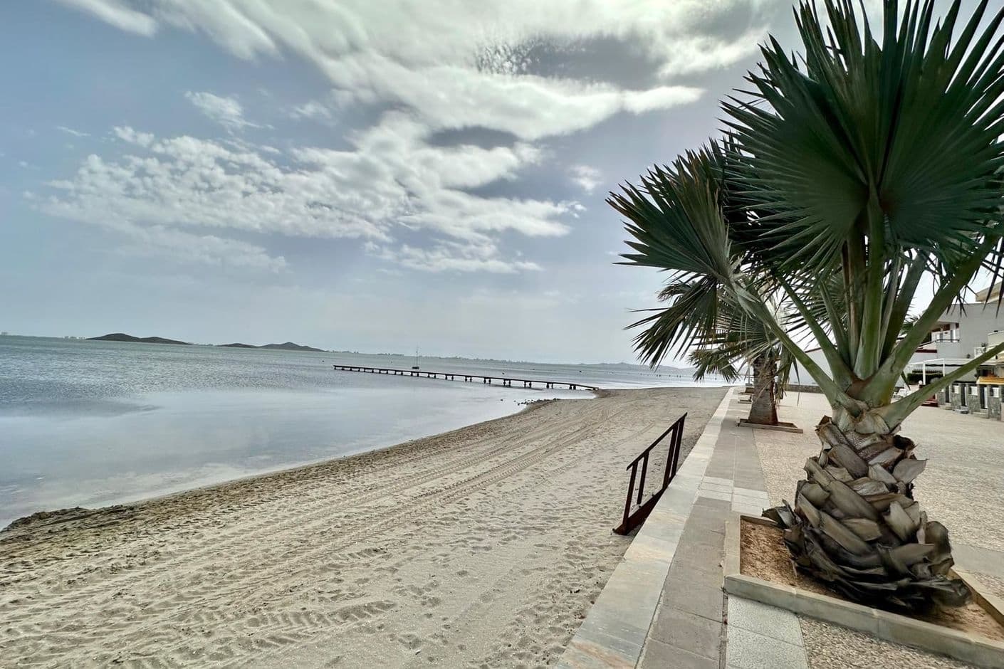 Bright three-bedroom apartment with sea views – only 55 meters from the beach in Los Urrutias