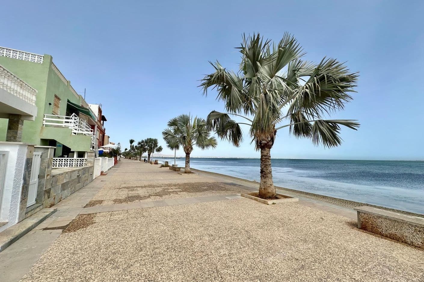 Licht appartement met drie slaapkamers en uitzicht op zee – op slechts 55 meter van het strand in Los Urrutias.