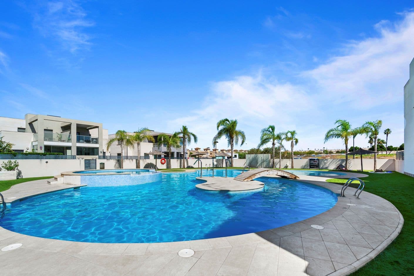 Modern ground floor apartment with pool – in popular Aguas Nuevas, Torrevieja