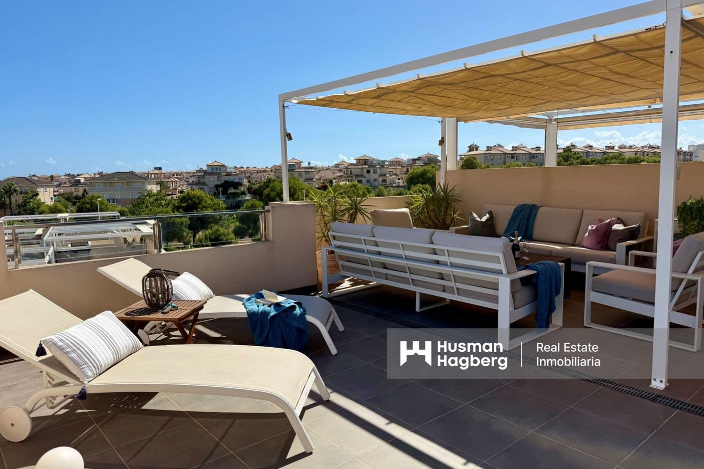 Penthouse with private roof terrace and one of the area's best locations