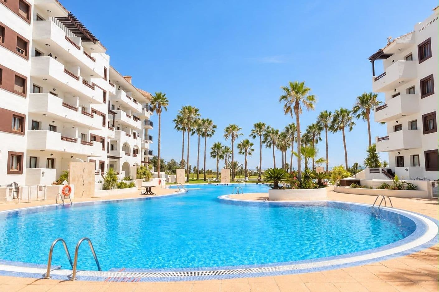 Modern lägenhet med garage, förråd och pool nära Mar Menor