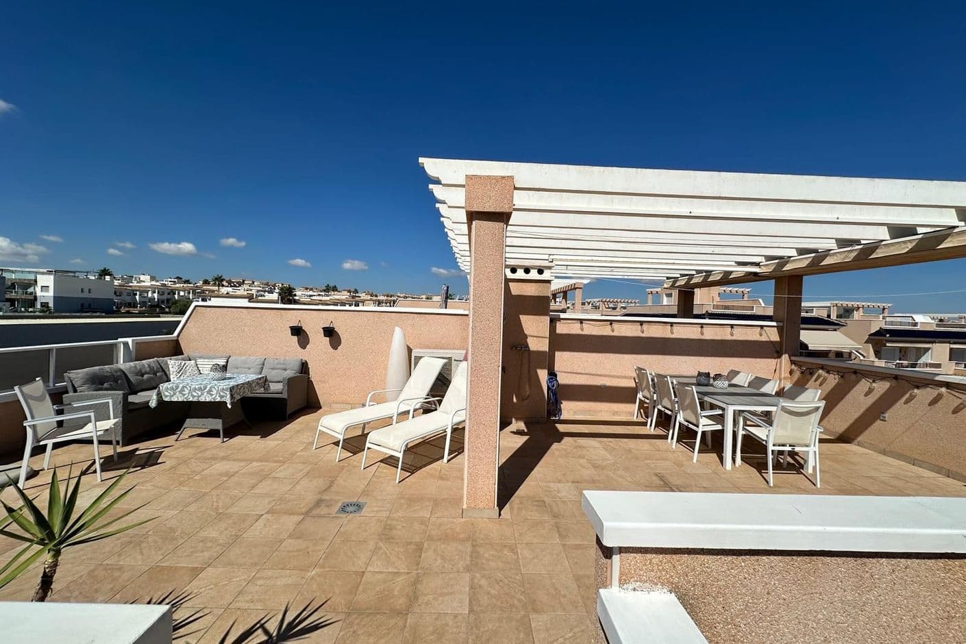 Corner apartment with private roof terrace, evening sun and resort feel