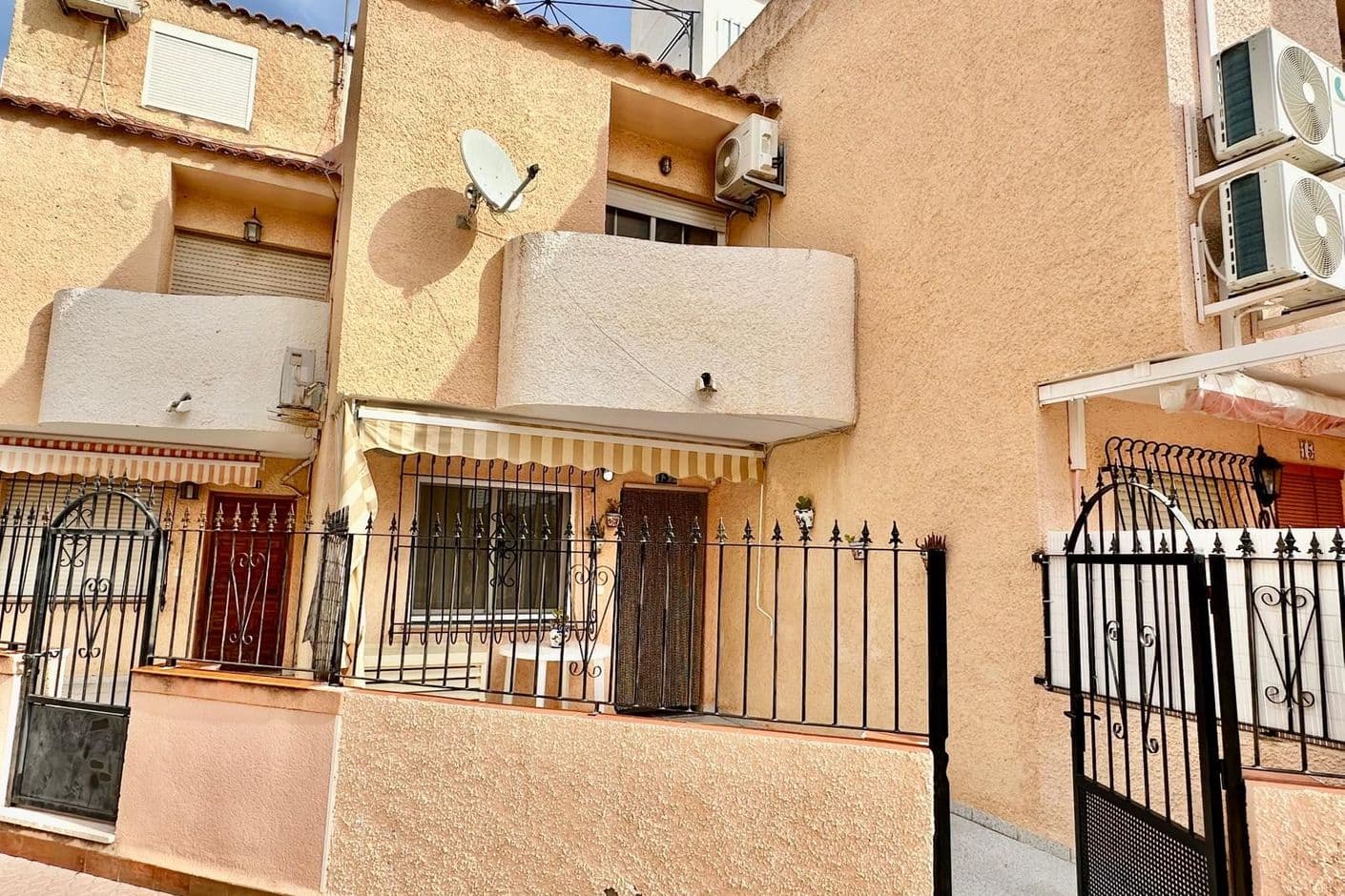 Charmantes Reihenhaus mit Südausrichtung, Dachterrasse und großem Potenzial