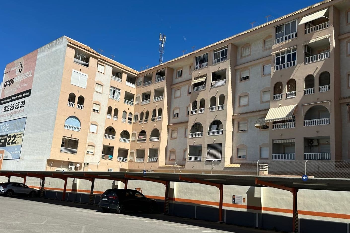 Modern markplanslägenhet med pool och takterrass mitt i Torrevieja