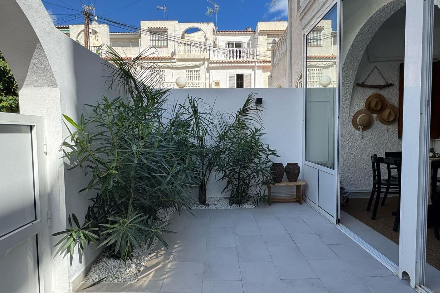 Charmigt radhus med privat solarium och tre pooler nära havet