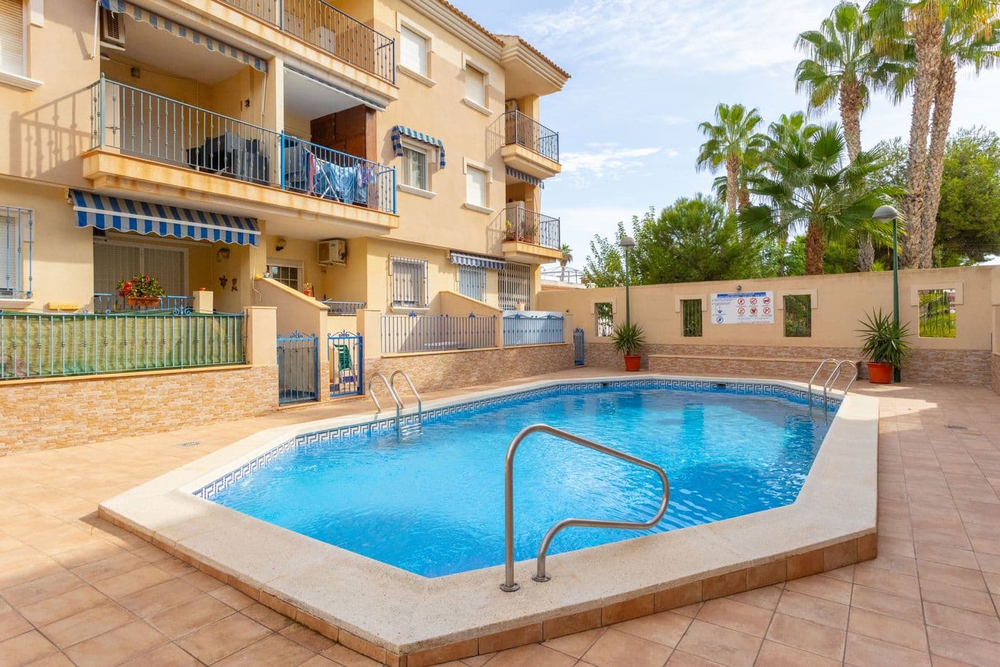 Apartment with balcony and roof terrace of approx. 70 square meters. Pool area.