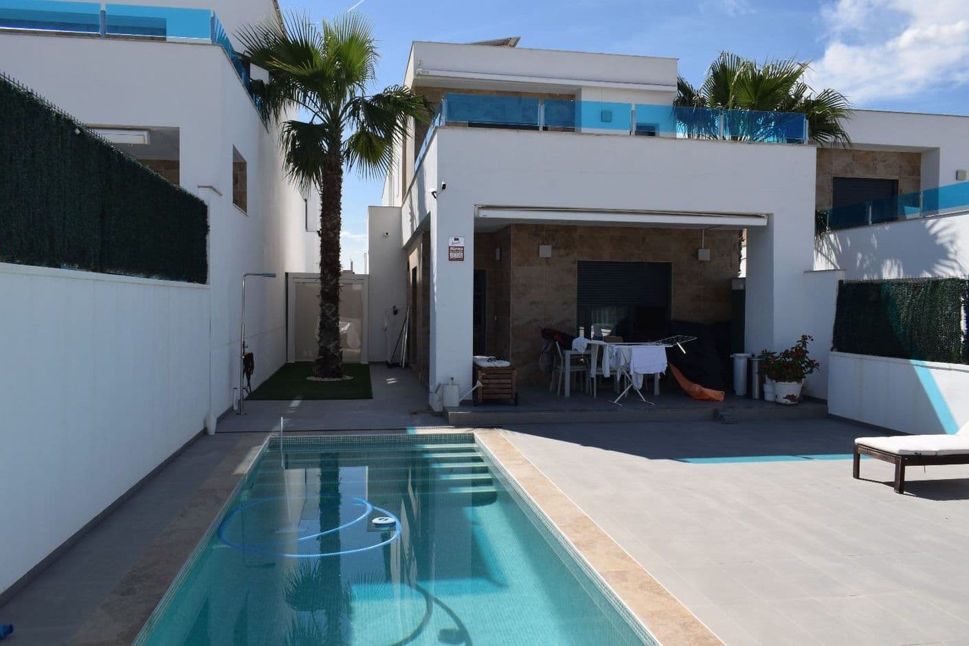Nyare designvilla med pool, jacuzzi och solpaneler