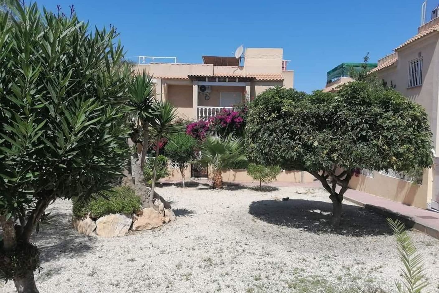 Encantador apartamento con terraza, balcón y piscina compartida.
