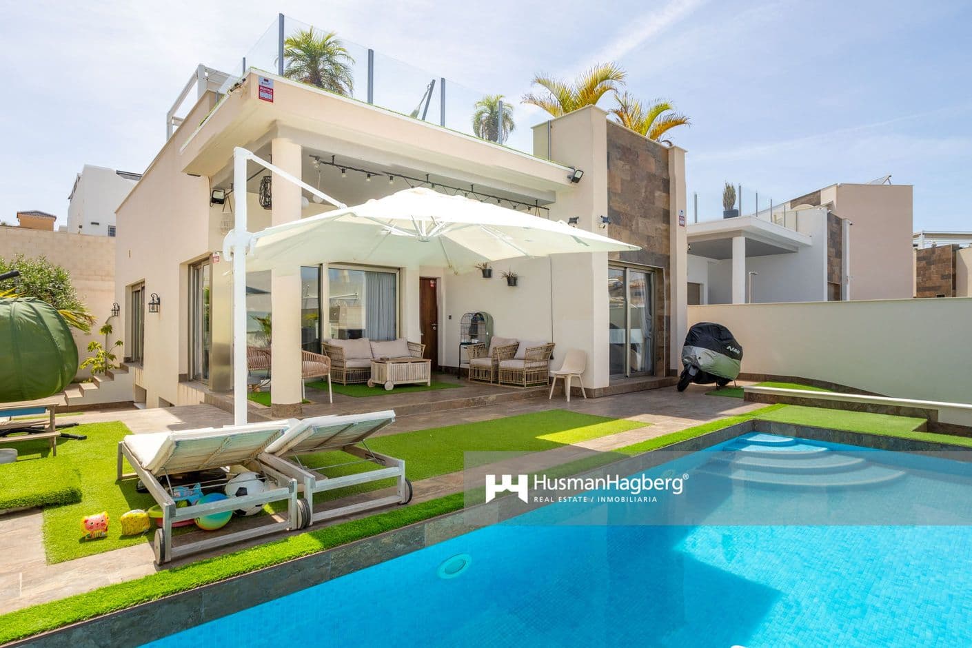 Charming and luxurious five-bedroom villa in sought-after Villamartin