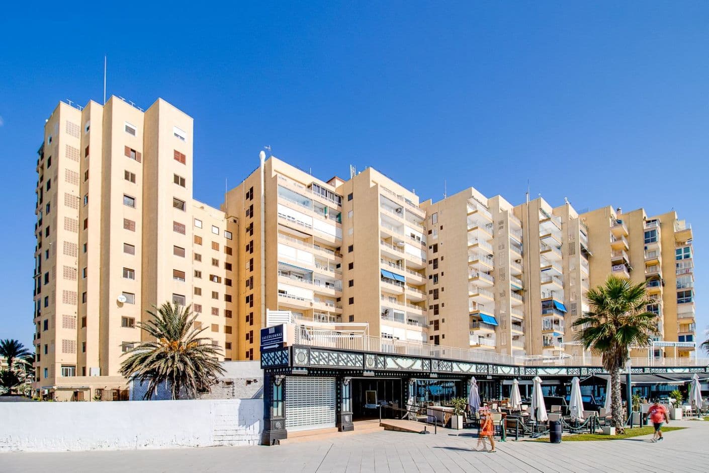 Exclusive beachfront apartment with terrace and sea view
