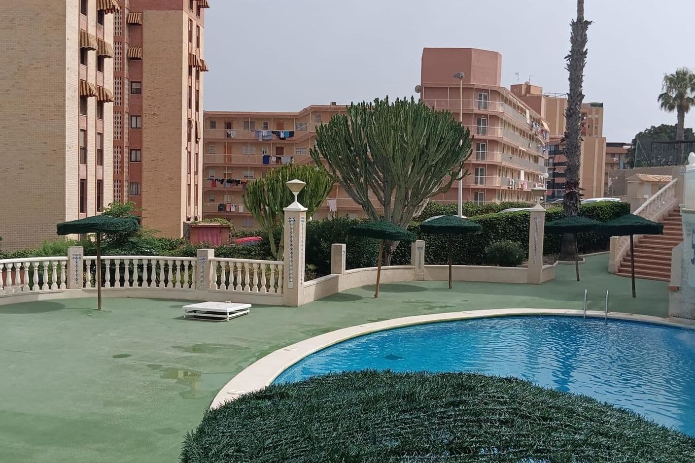 Ljus och modern lägenhet med gemensam terrass och pool