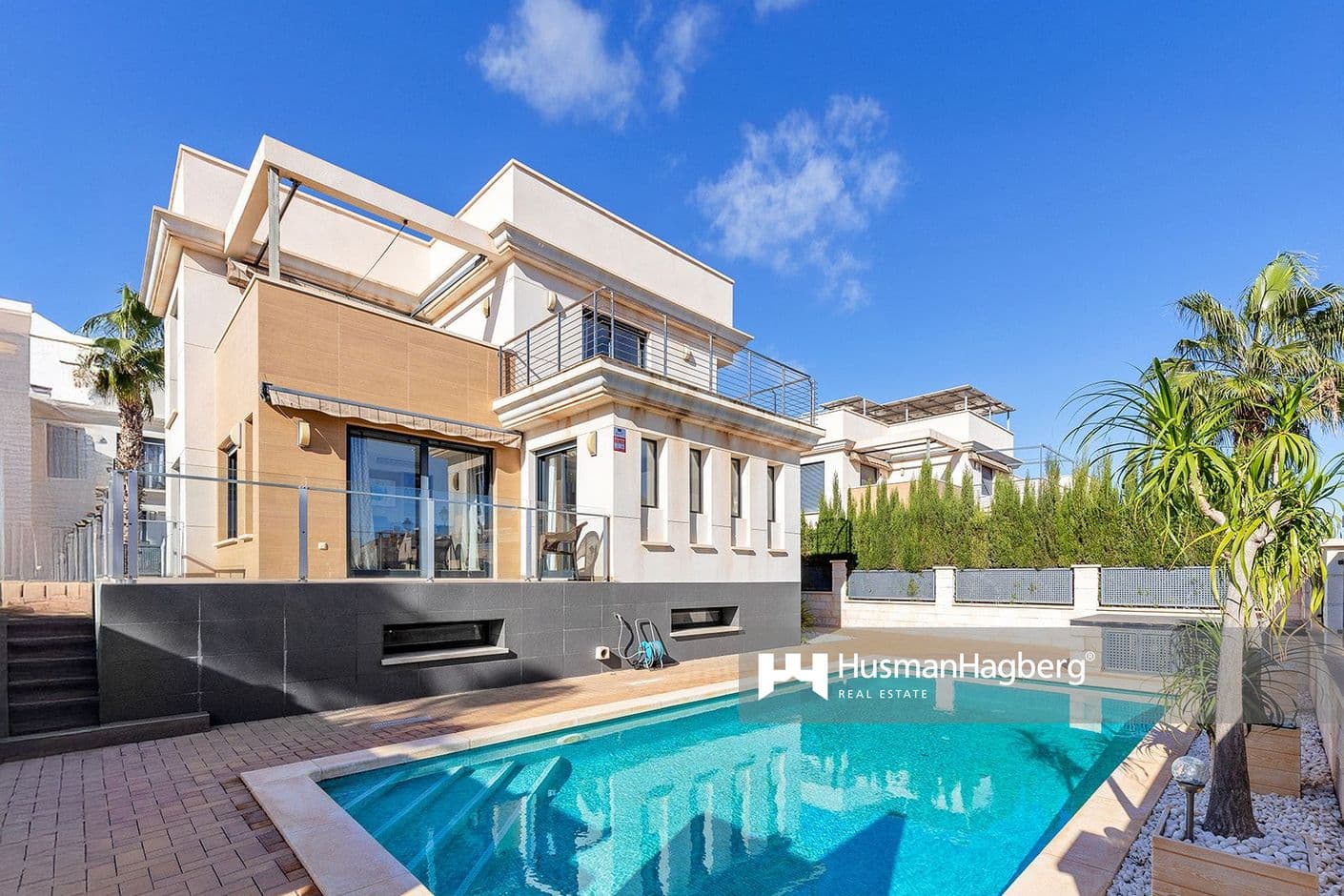 Villa de lujo con piscina privada, azotea y atractiva ubicación en La Zenia