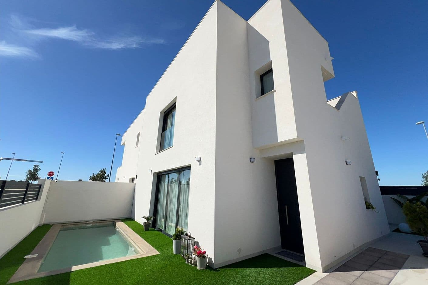 Modern newly built villa with pool, garden and solarium – built in 2024