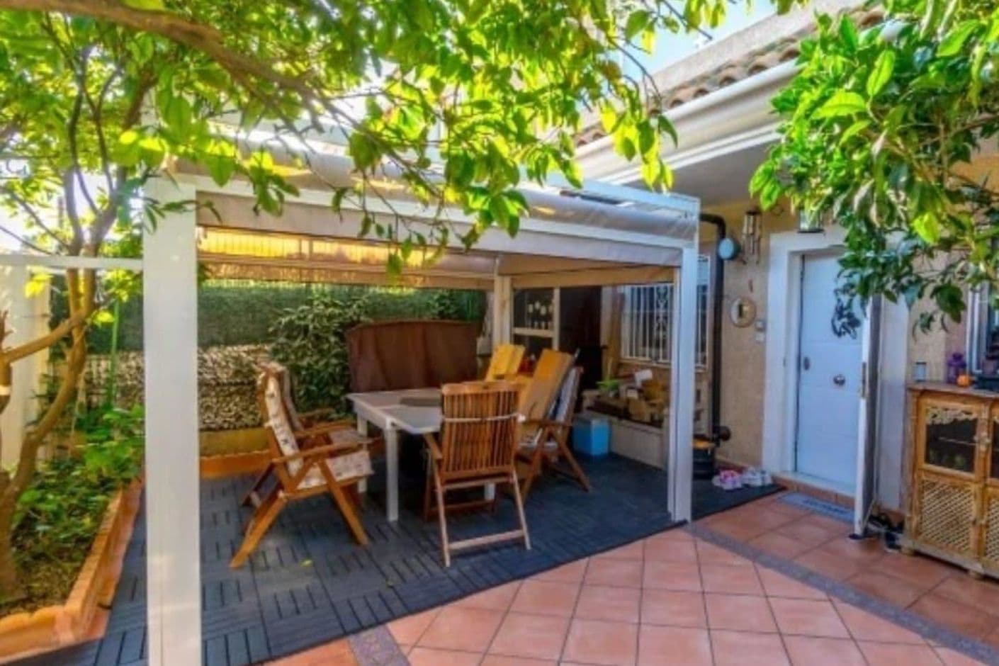 Ljus och lättskött pärla med pool och trädgård