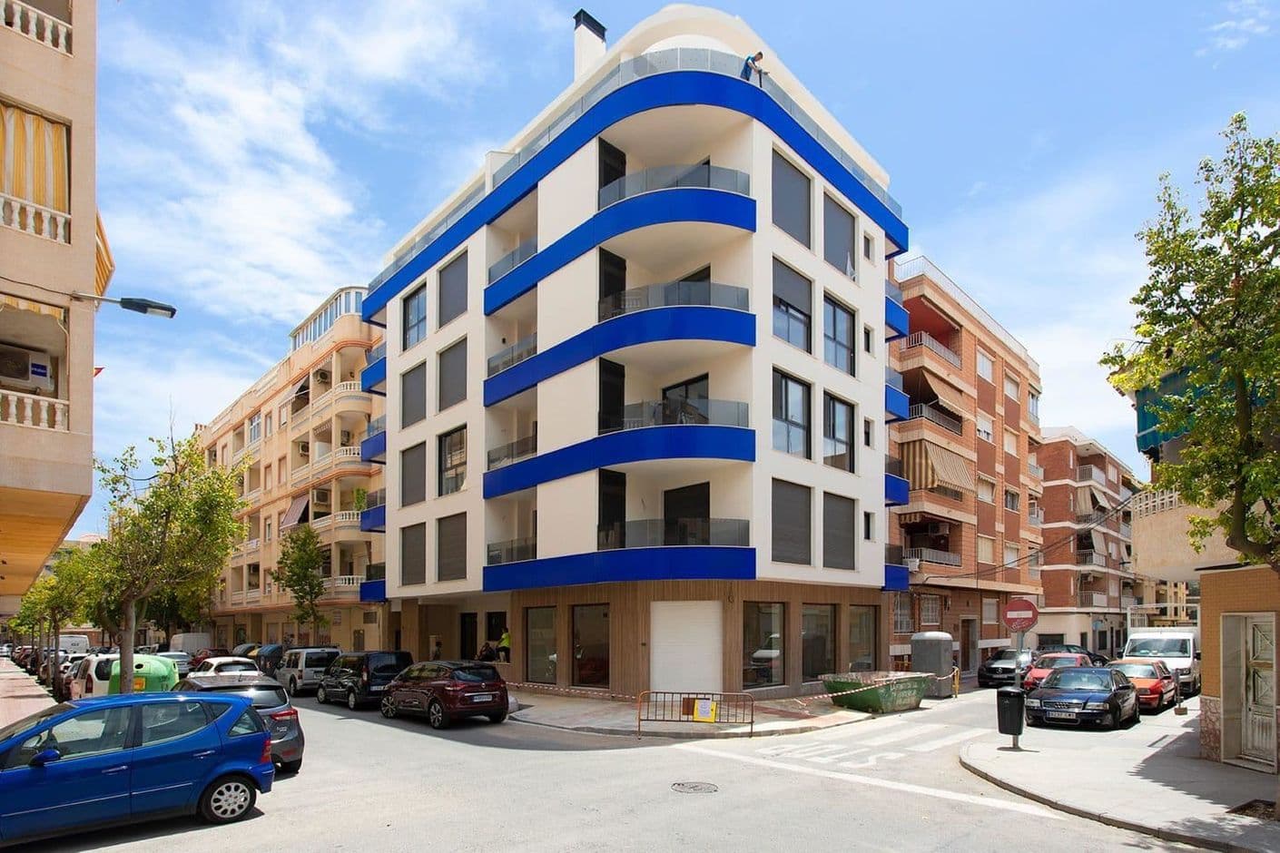 Bright and modern apartment with terrace, balcony and pool access 