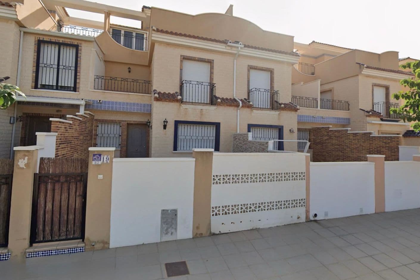 Spacious semi-detached house with terrace and communal pool
