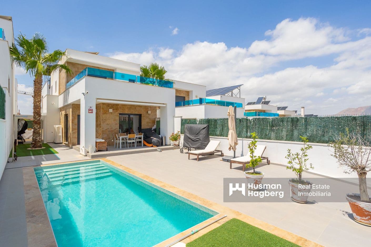 Modern designvilla med pool, jacuzzi och solpaneler