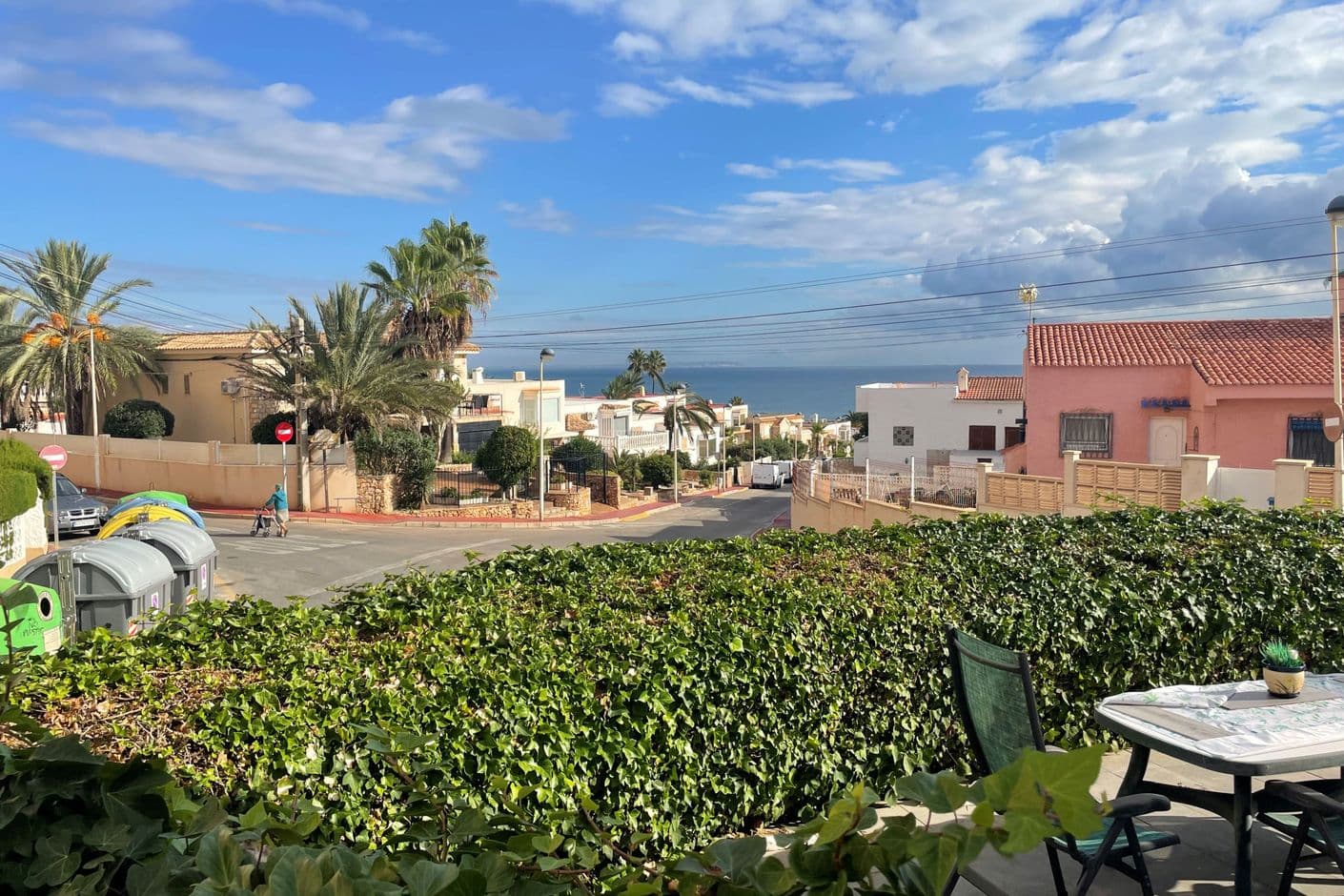 Encantadora casa adosada con vistas al mar y azotea en una zona soleada.