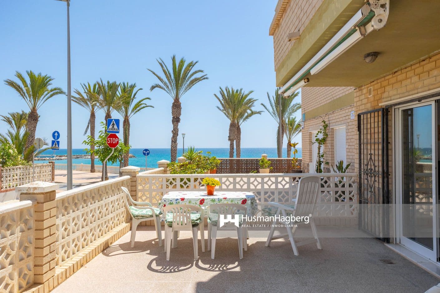 Renovated ground floor apartment with sea view