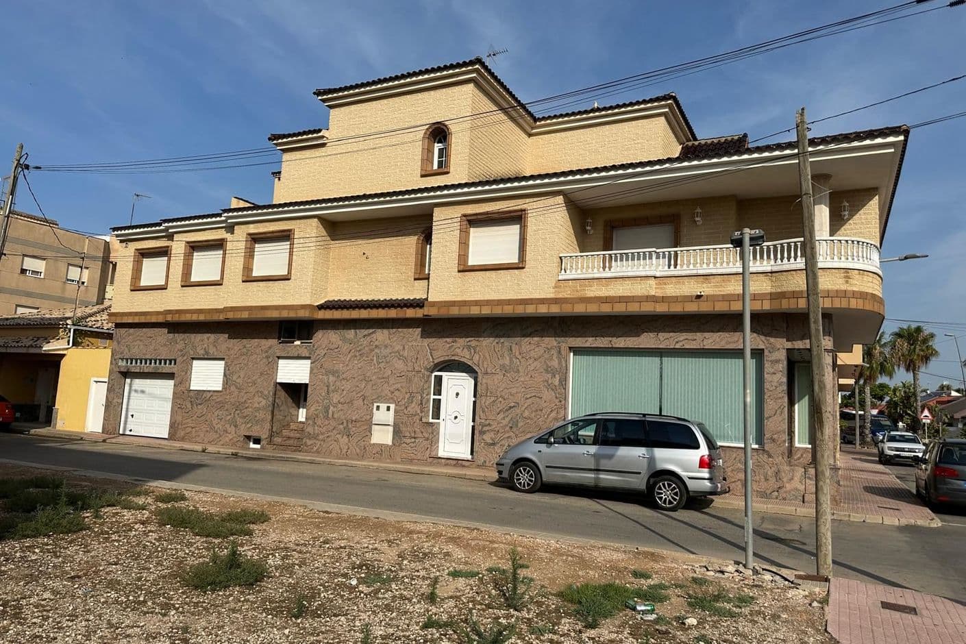 Stort hus med privat hiss och affärslokal i markplan.