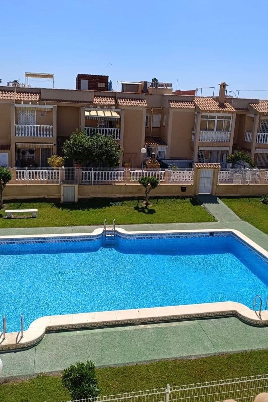 Charmig lägenhet med terrass, balkong och gemensam pool