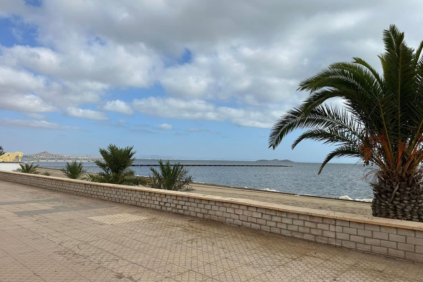 Casa adosada en esquina junto al mar en Los Nietos a solo 85 metros de la playa.