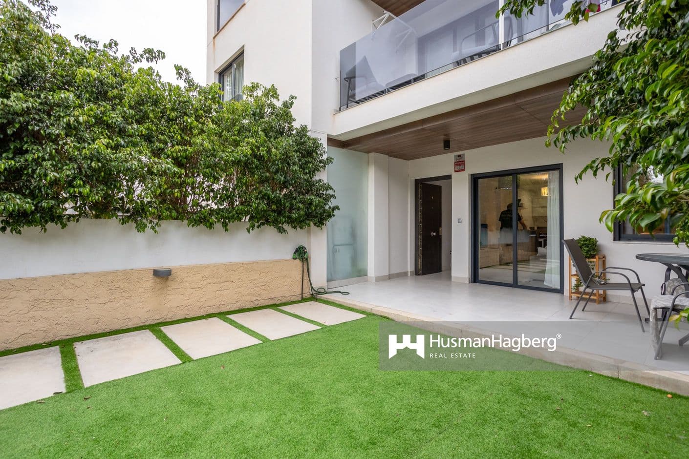 Modern ground floor apartment with large private garden in a sunny location