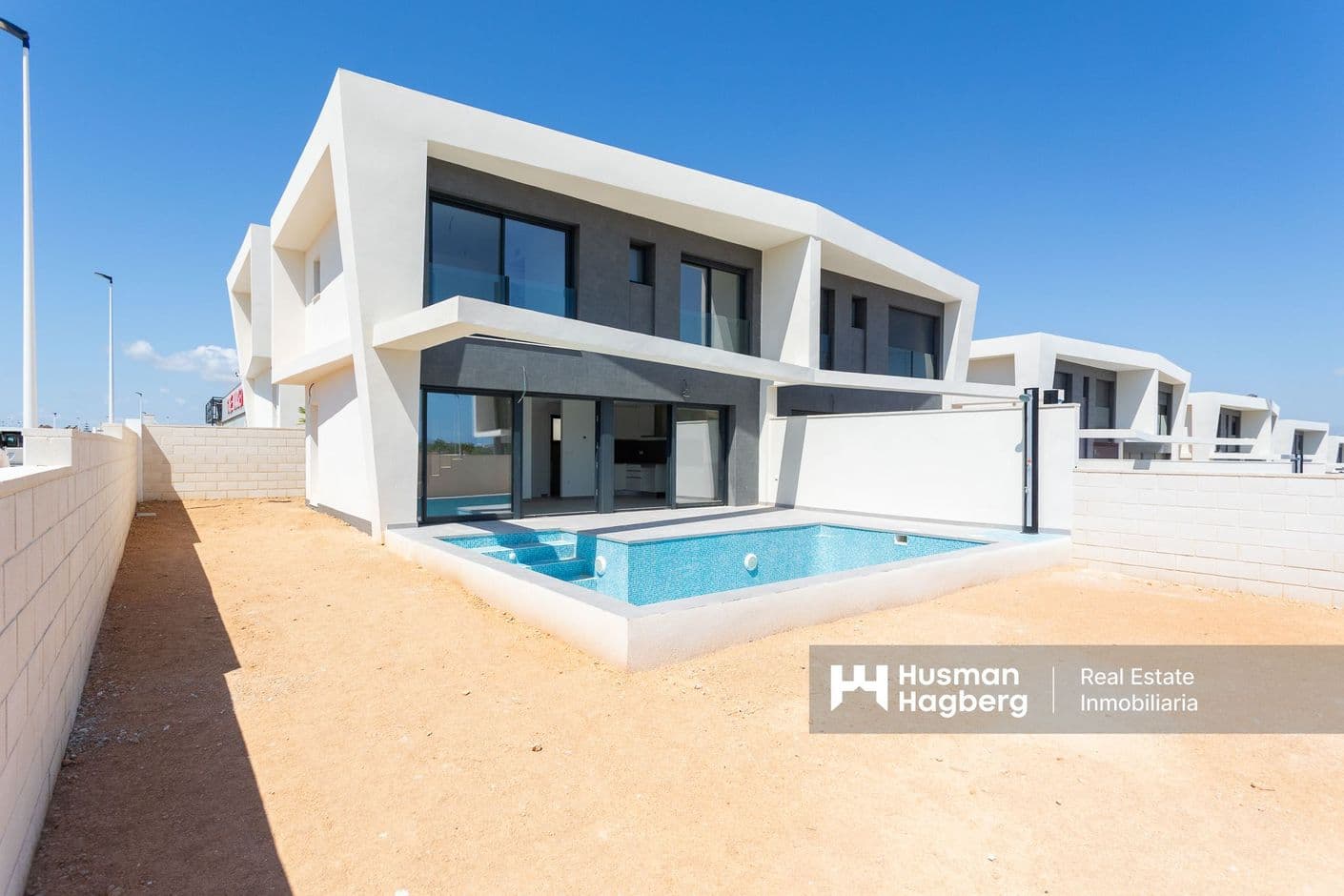 Modern familjevilla med pool, takterrass och stilren design.