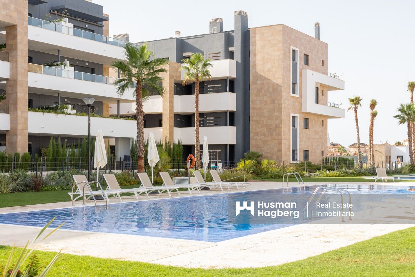 Fantastisk lägenhet med två terrasser i populära Flamenca Village