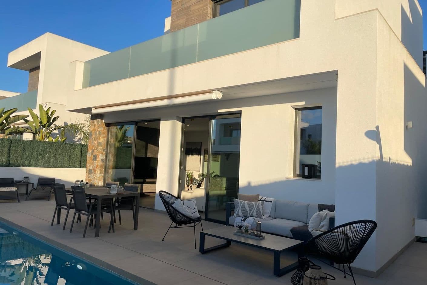 Modern villa med uppvärmd pool och hög standard