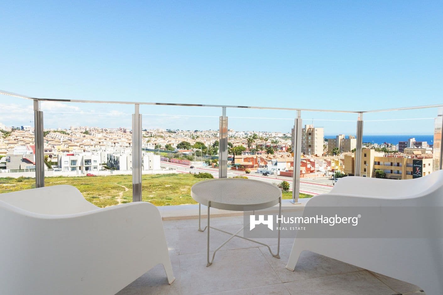 Takvåning i skandinavisk stil - modernt, ljust och nära havet