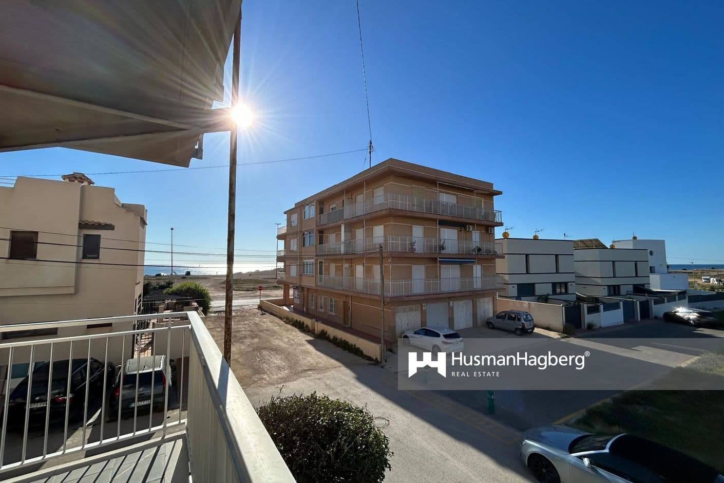Apartamento luminoso y bien planificado con balcón y zona verde.