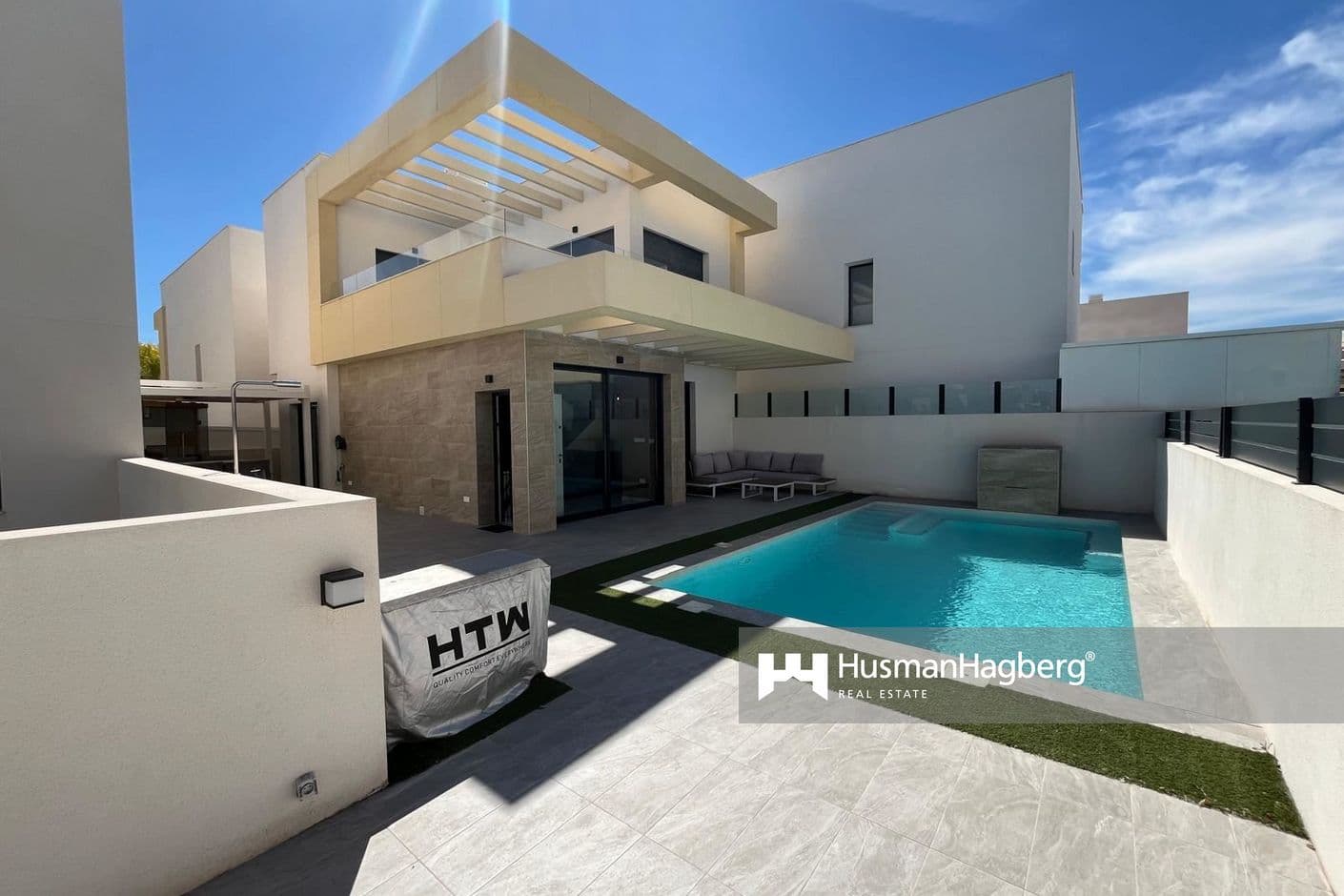 Stilren villa med privat pool, stor terrass och generösa ljusflöden