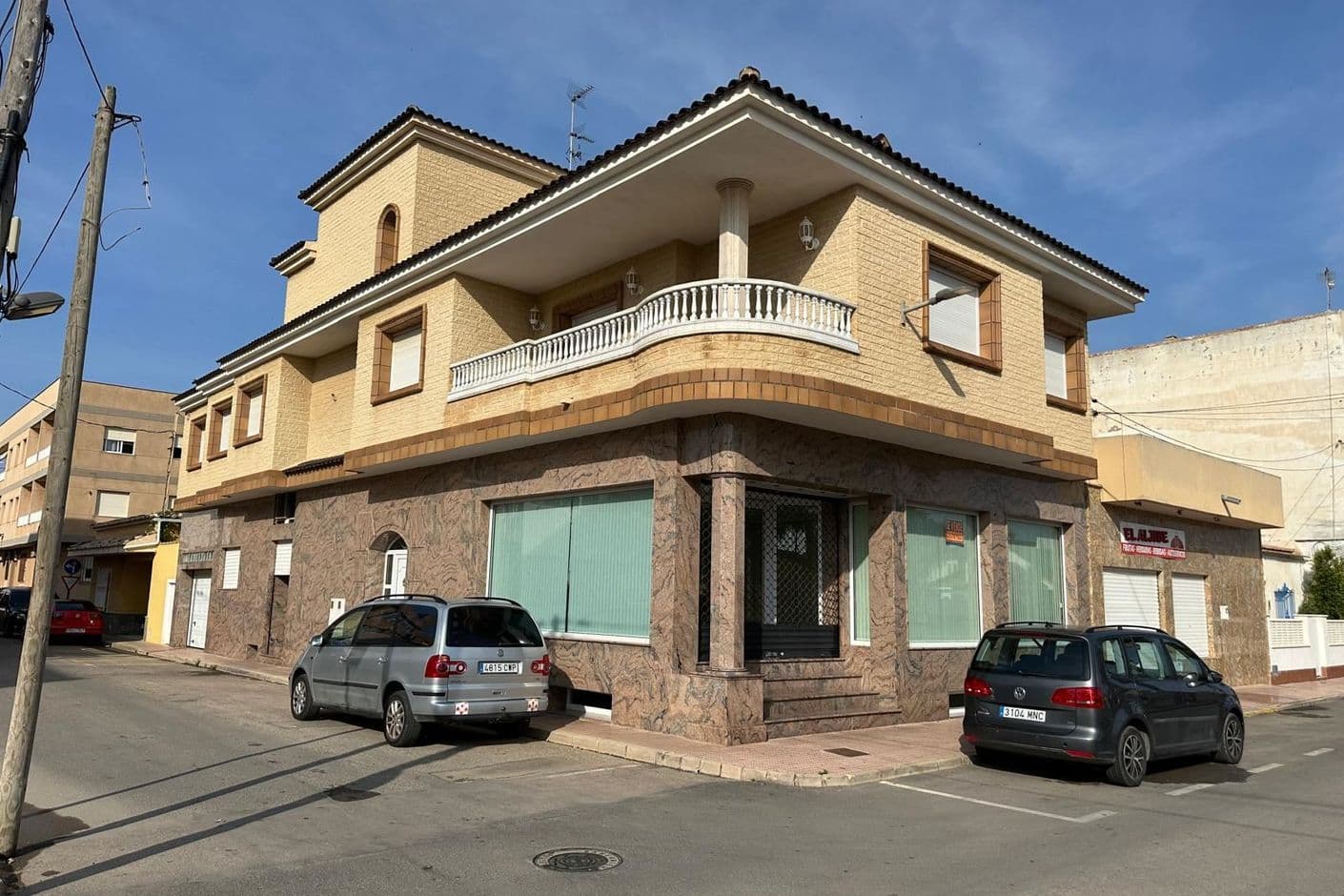 Stort hus med privat hiss och affärslokal i markplan.