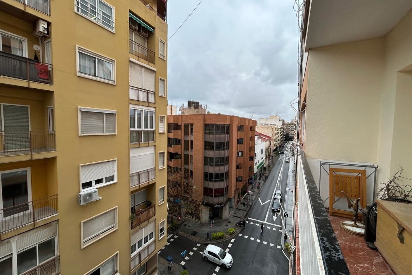 Charmig och rymlig lägenhet med balkong och terrass mitt i Alicante