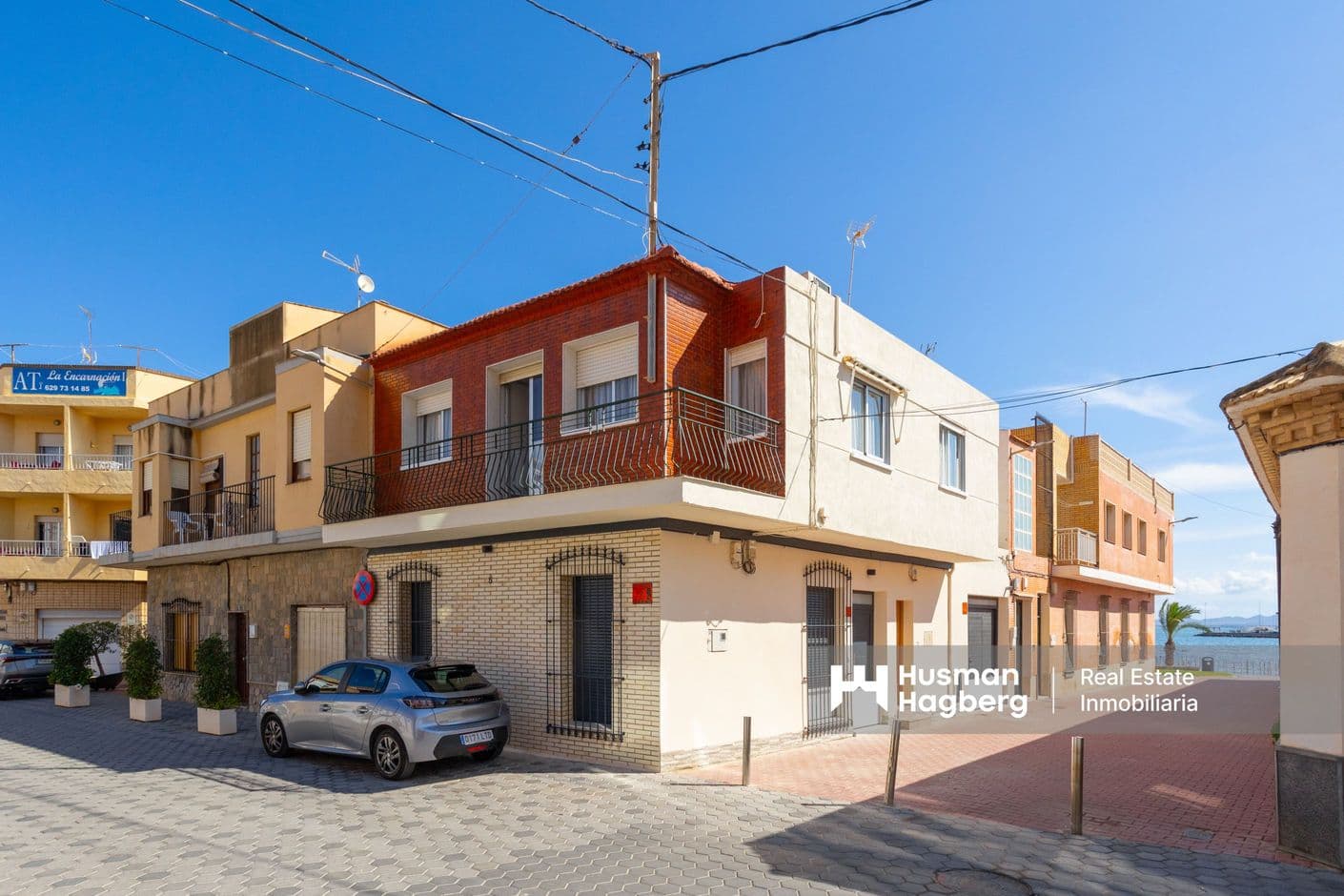 Spacious home with balcony and three bedrooms