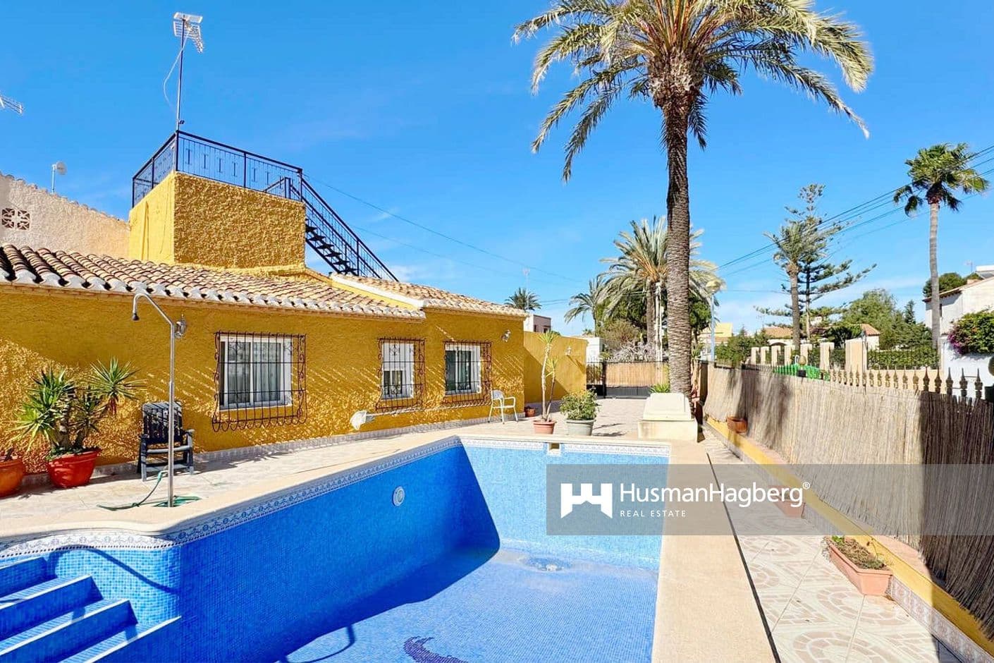 Välplanerat radhus med ett attraktivt läge och egen pool