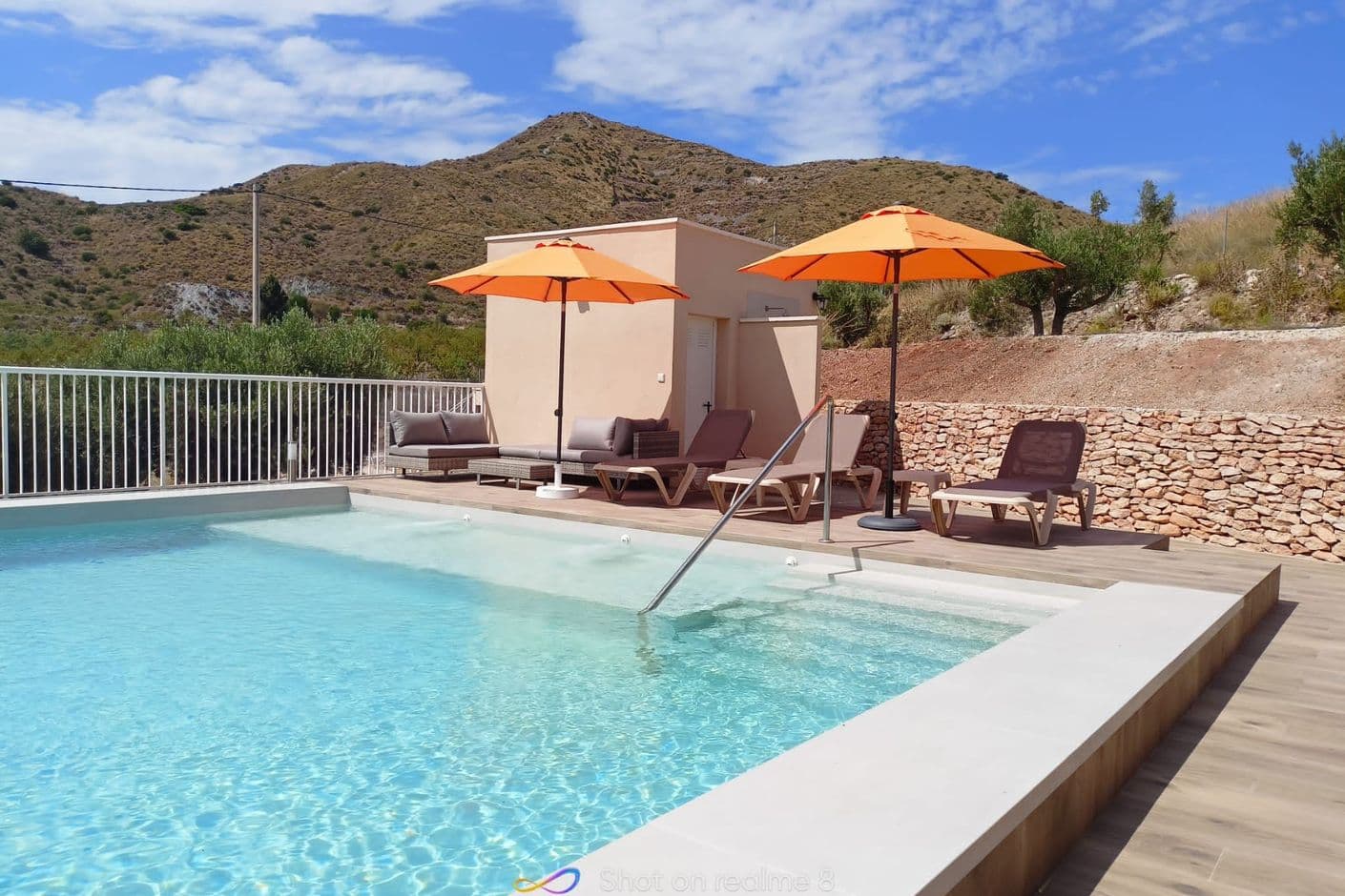Villa med stor tomt, privat pool och altan med naturnära läge