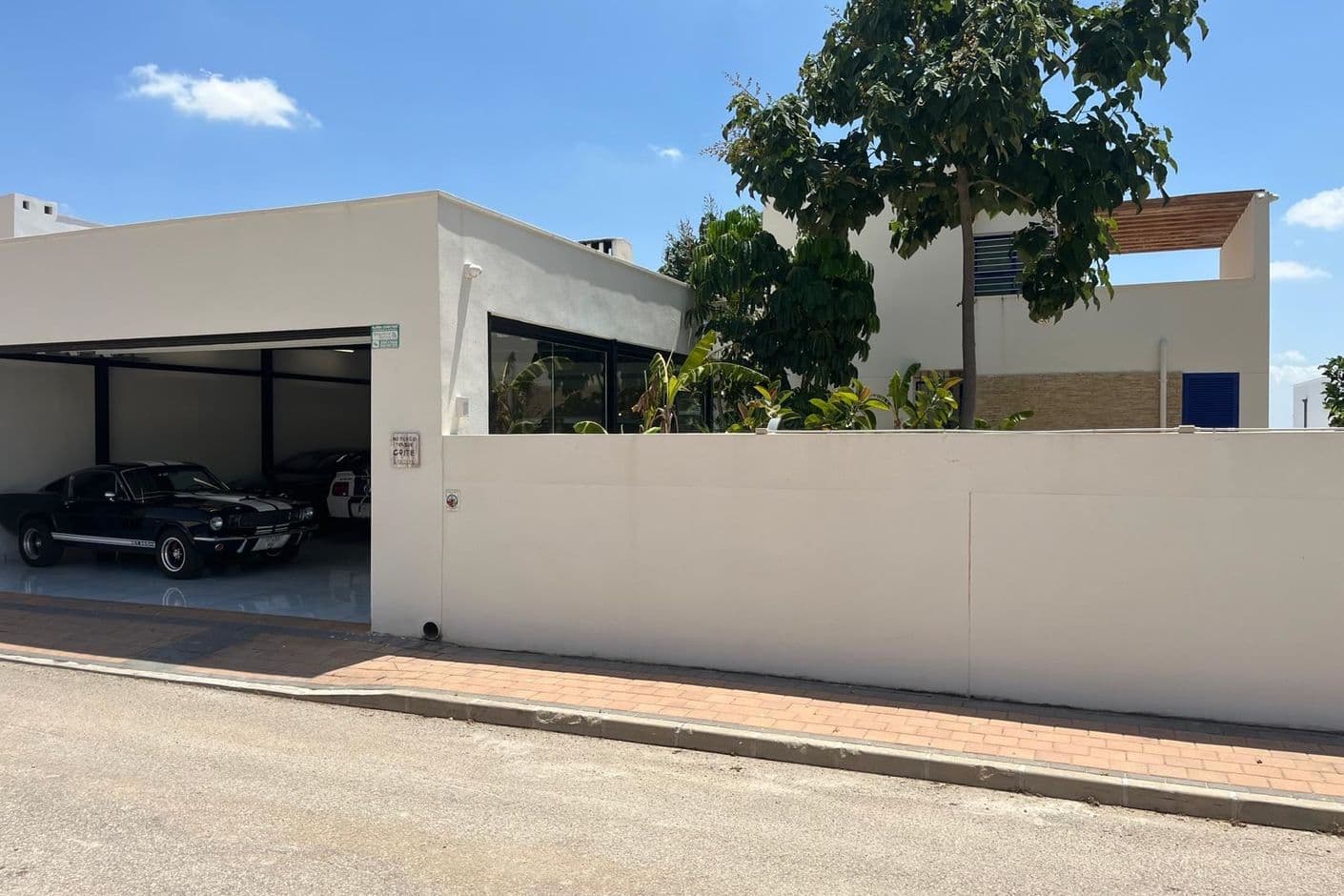 Din moderna oas i Las Kalendas – rymlig villa med garage
