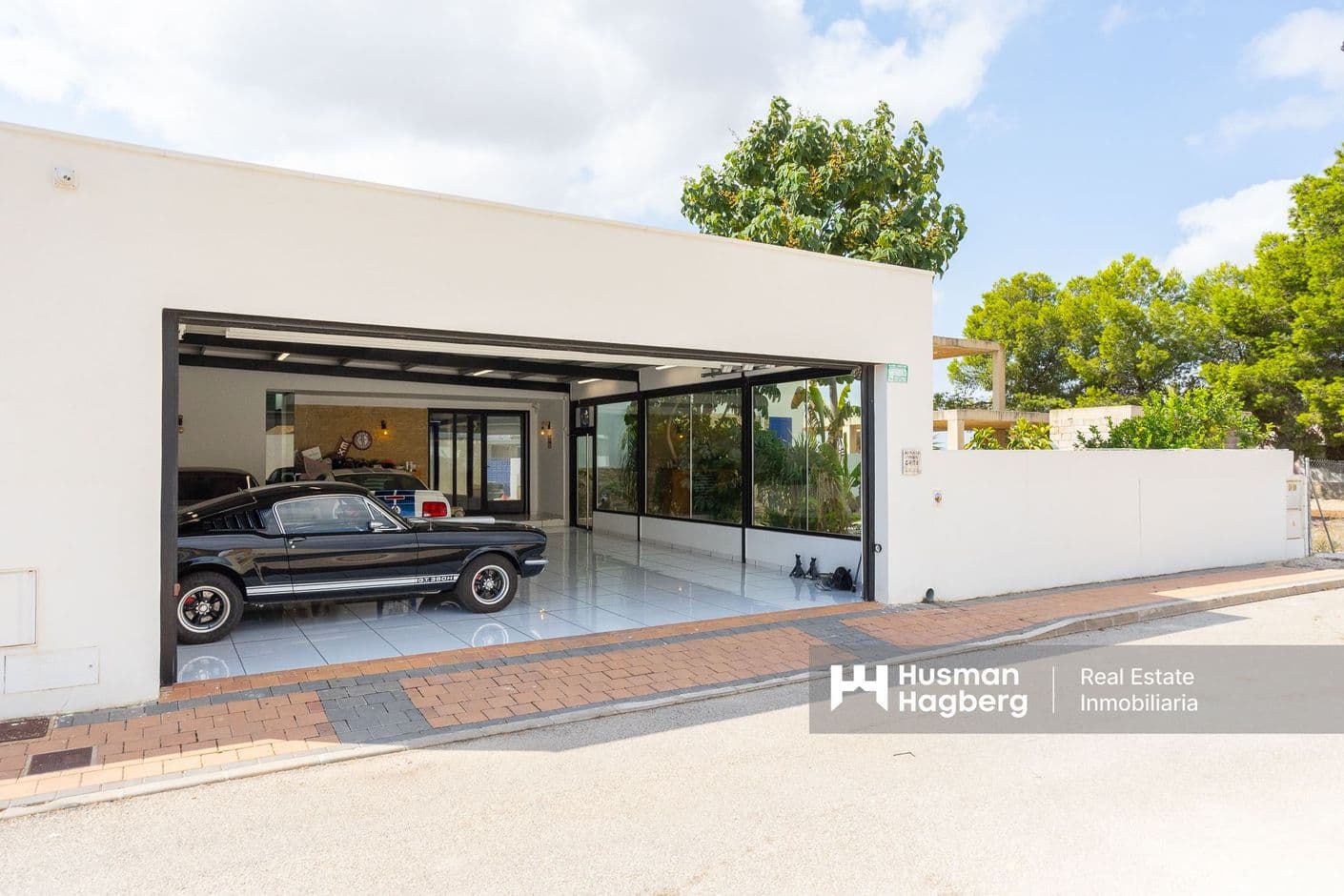 Your modern oasis in Las Kalendas – spacious villa with garage