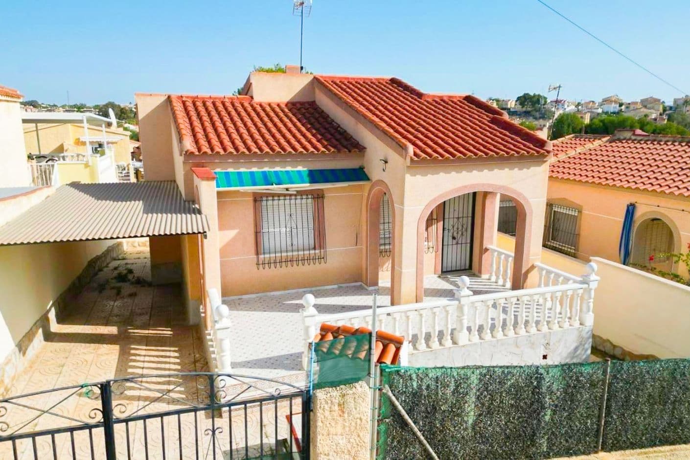 Charming detached house with large plot and plenty of potential