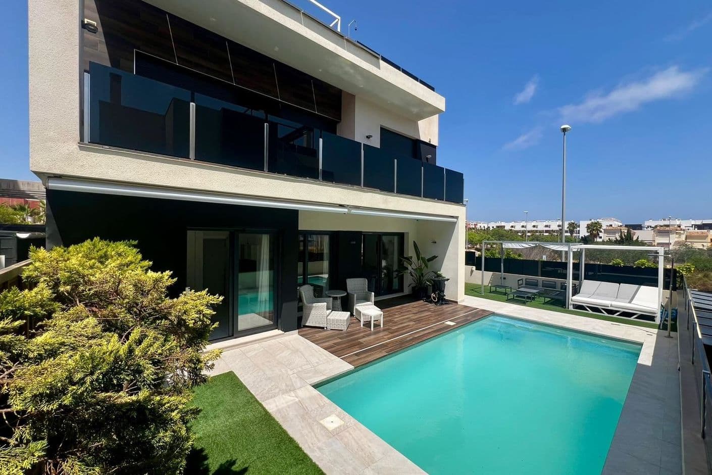 Moderna villa independiente con piscina, solárium y jacuzzi – construida en 2021