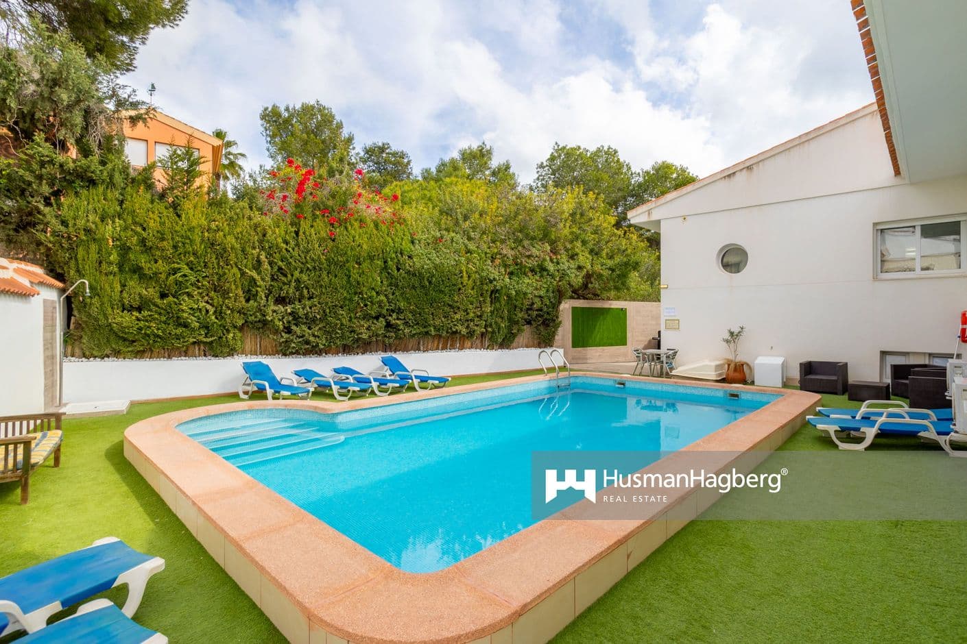 Villa med stora ytor och privat pool nära stranden
