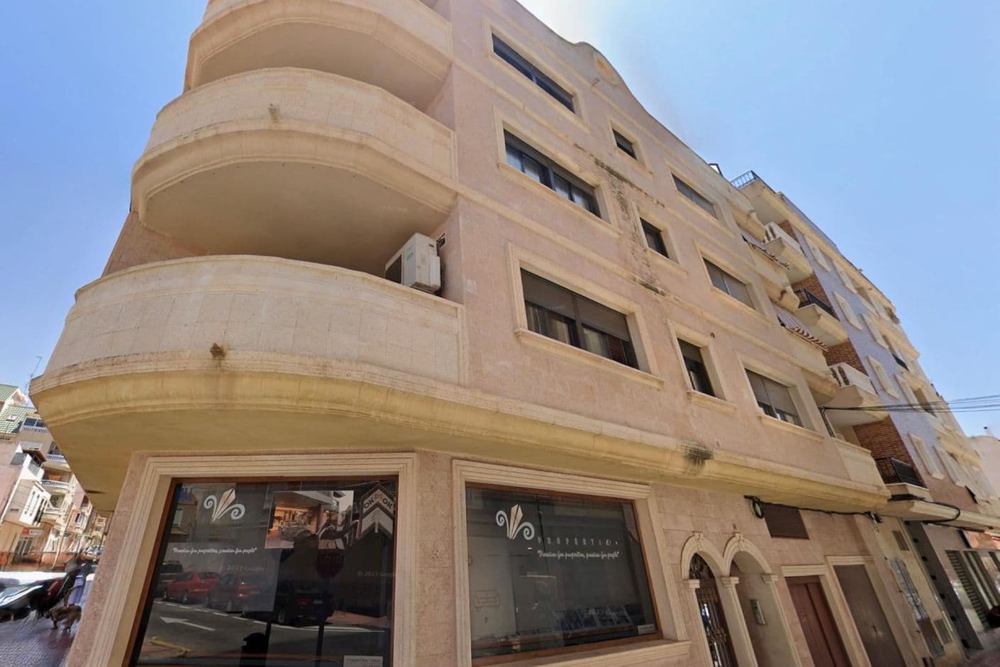 Spacious family apartment with balcony and garage in a sunny location