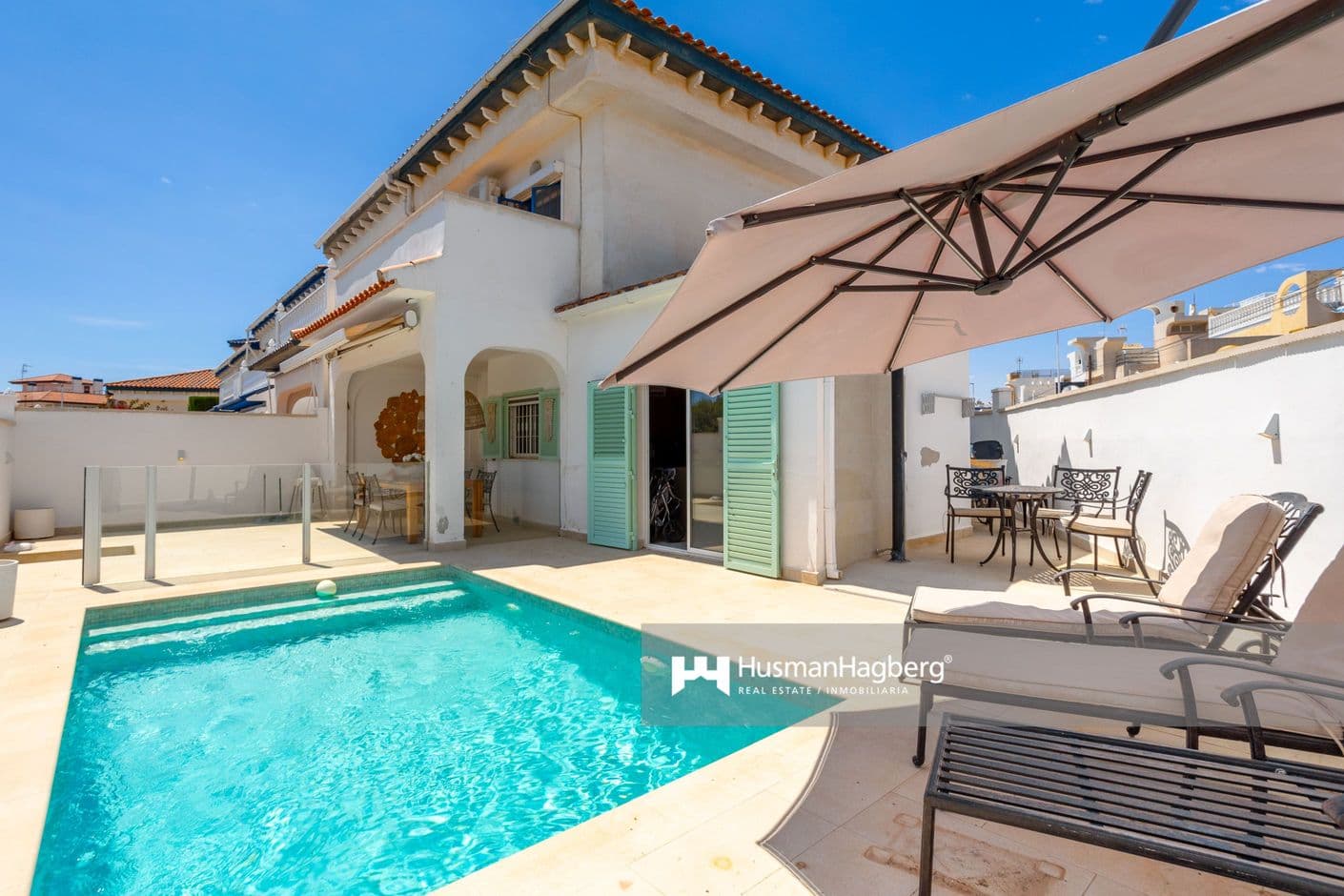 Charming corner townhouse with three bedrooms, private pool and sea views 
