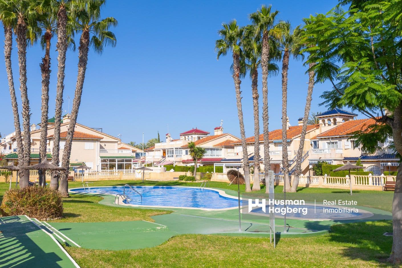 Apartamento totalmente reformado con vistas al mar y ubicación soleada.